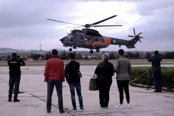 Πτήση μαθητών με εκπαιδευτικά αεροσκάφη πολεμικής αεροπορίας